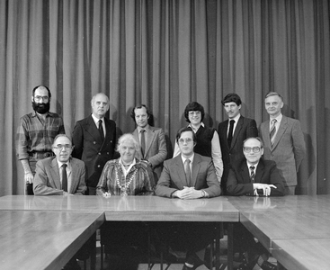 884675 Groepsportret van het College van Burgemeesters en Wethouders van de gemeente Utrecht, met staande van links ...